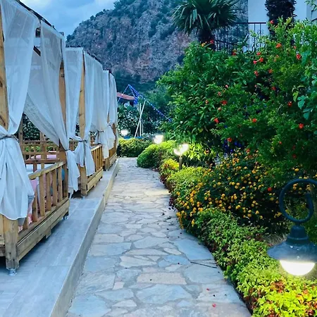 Bybassios Nocleg ze śniadaniem 3*